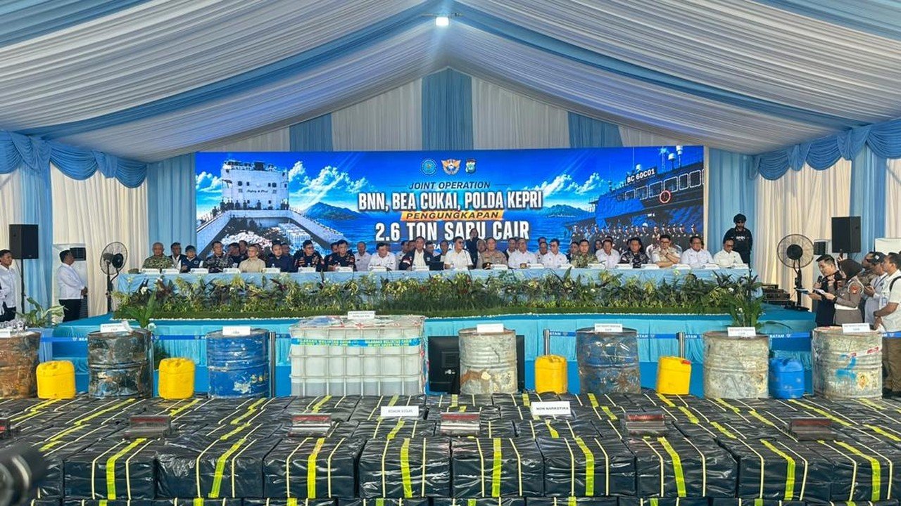 Anomali Rute Kapal Ungkap Penyelundupan 2,6 Ton Narkoba Cair di Perairan Riau