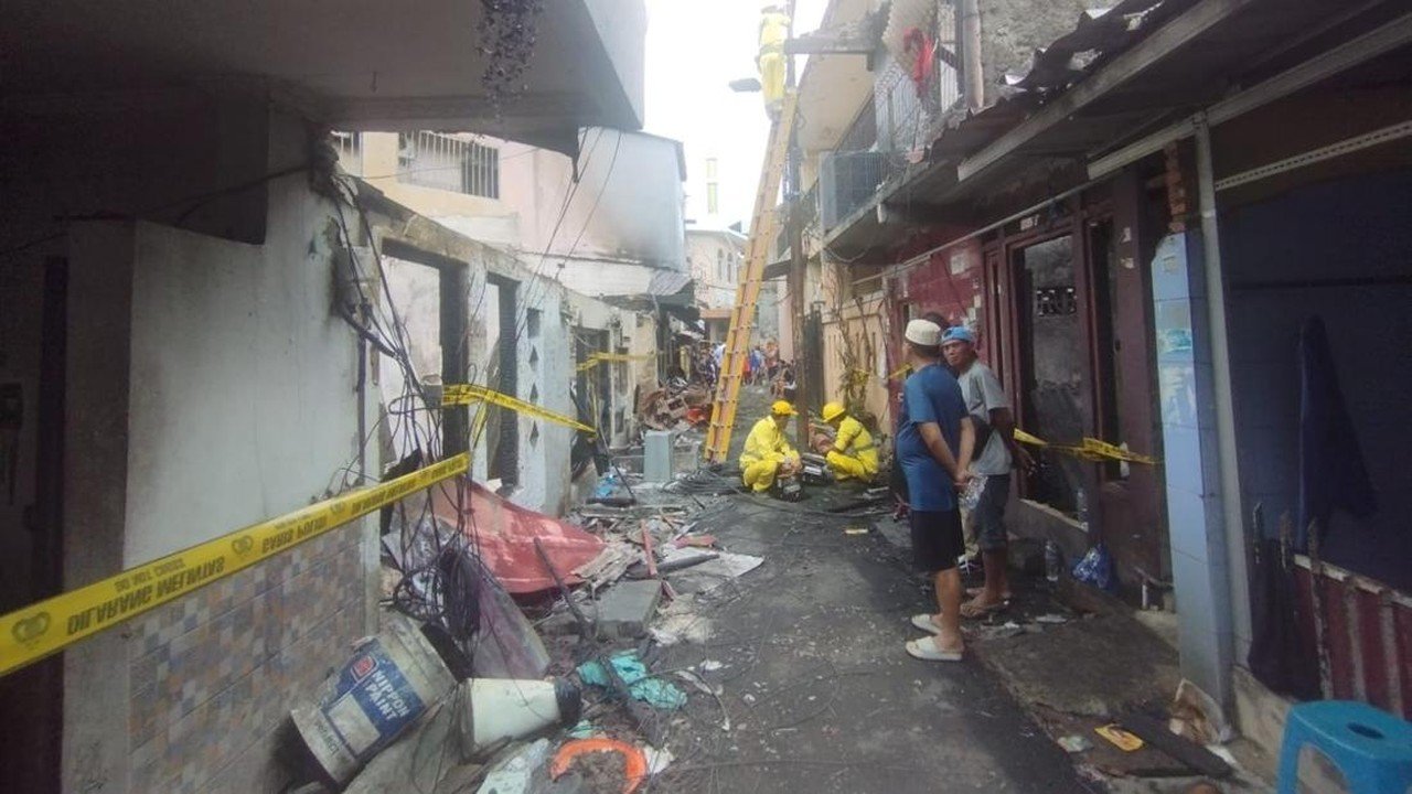 Api Melalap Paseban: Warga Berupaya Padamkan, Belasan Rumah Ludes
