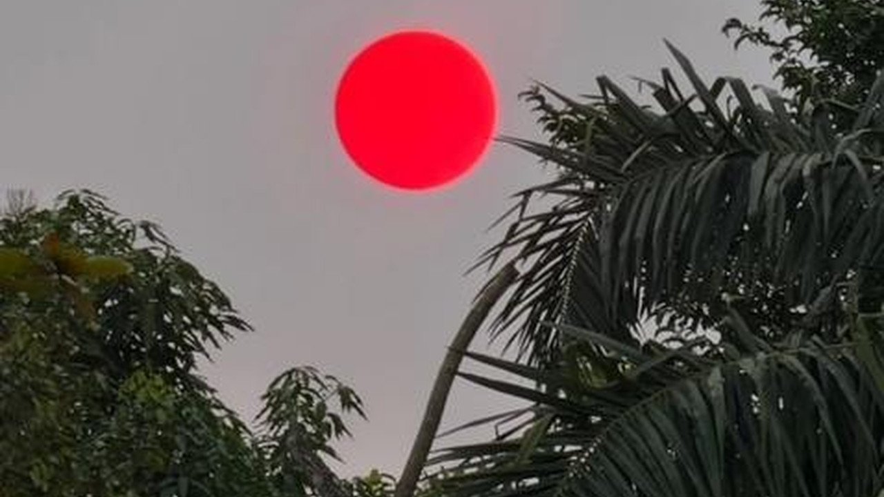 BMKG Ungkap Penyebab Matahari Merah Pekat di Langit Palangka Raya