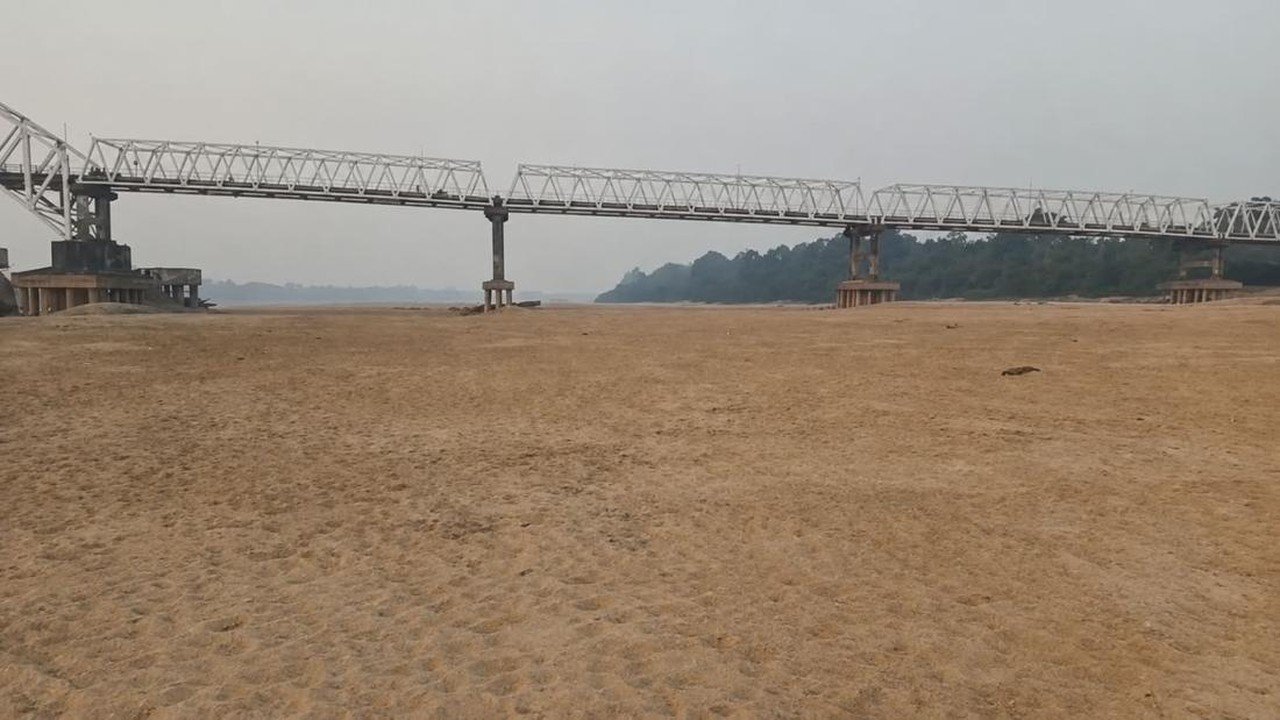 Debit Air Sungai Barito Menyusut Drastis, Hamparan Pasir Muncul Mengganggu Aktivitas Warga