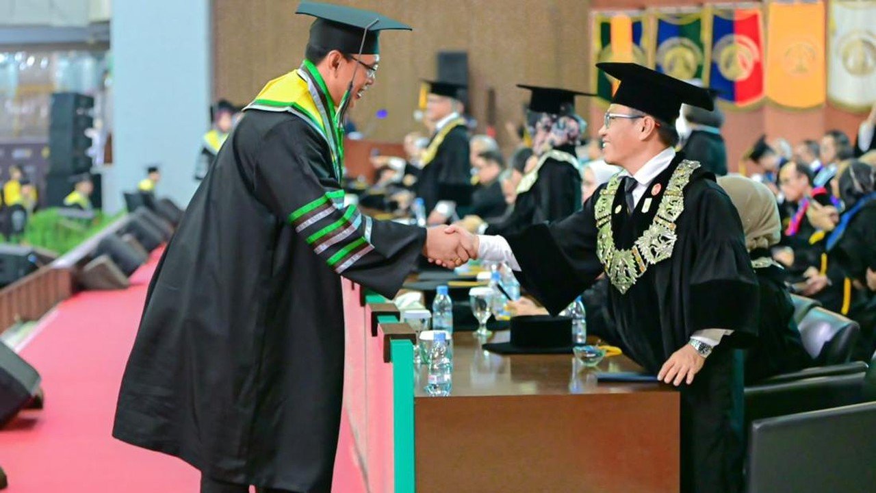 Dirut BULOG Raih Gelar Doktor, Siap Tingkatkan Kapasitas Logistik Pangan Nasional
