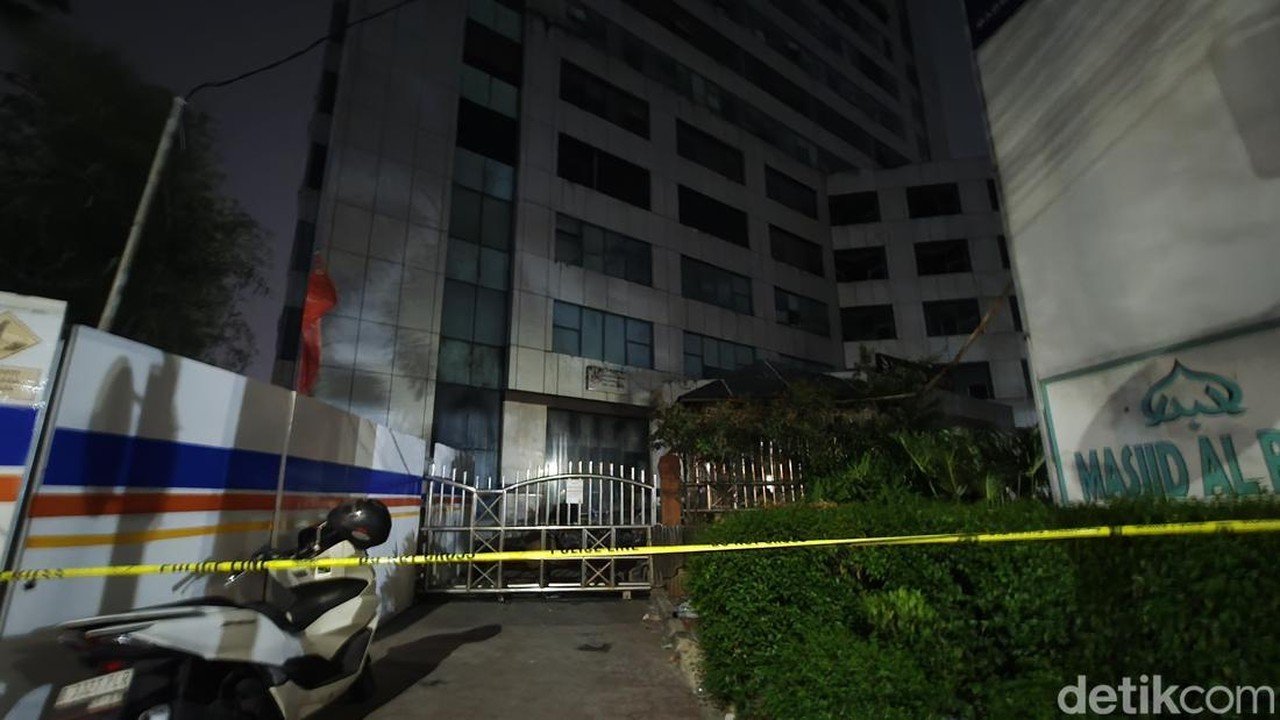 Gedung Bapenda DKI Terbakar Akibat Suhu Panas, Asap Mengepul di Lobi