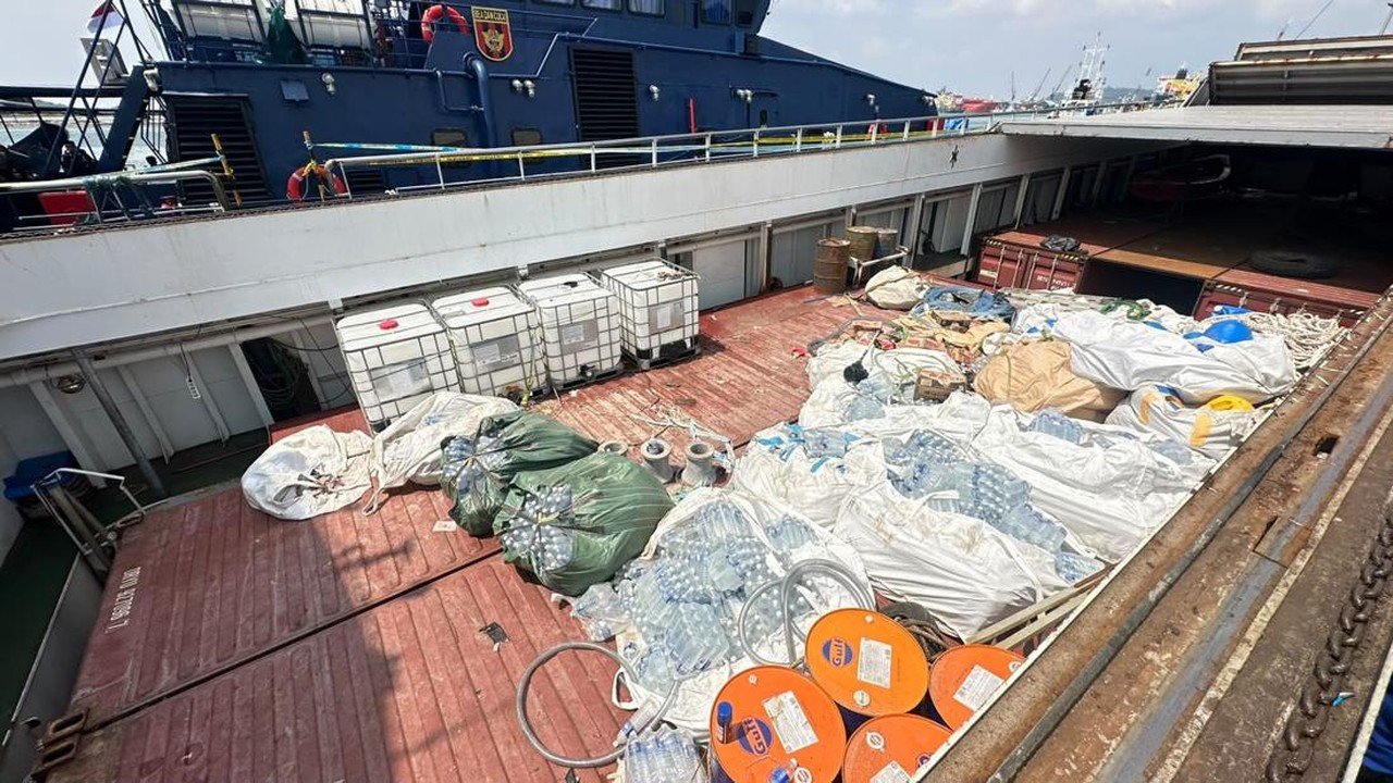 Kapal Berbendera Tanzania Disergap, 2,6 Ton Narkotika Cair Disita di Perairan Kepri