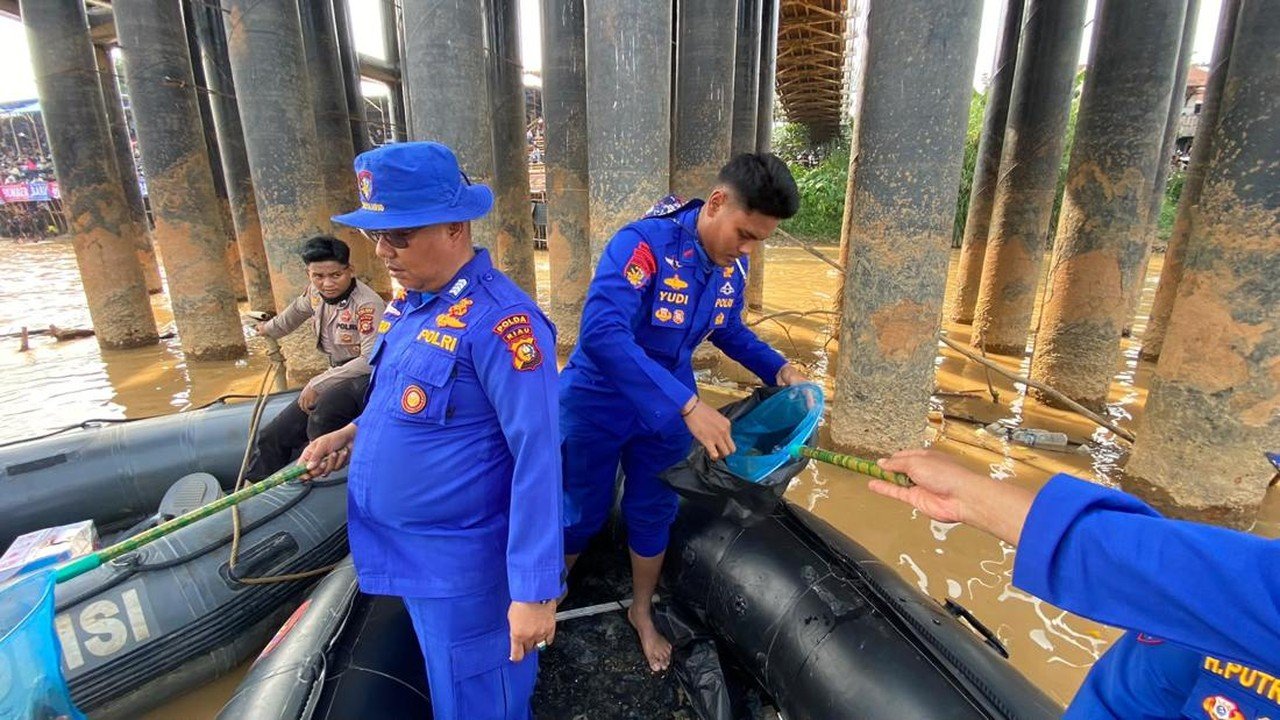 Polda Riau Gelar Aksi "Green Policing" Bersih-bersih Sampah di Arena Pacu Jalur