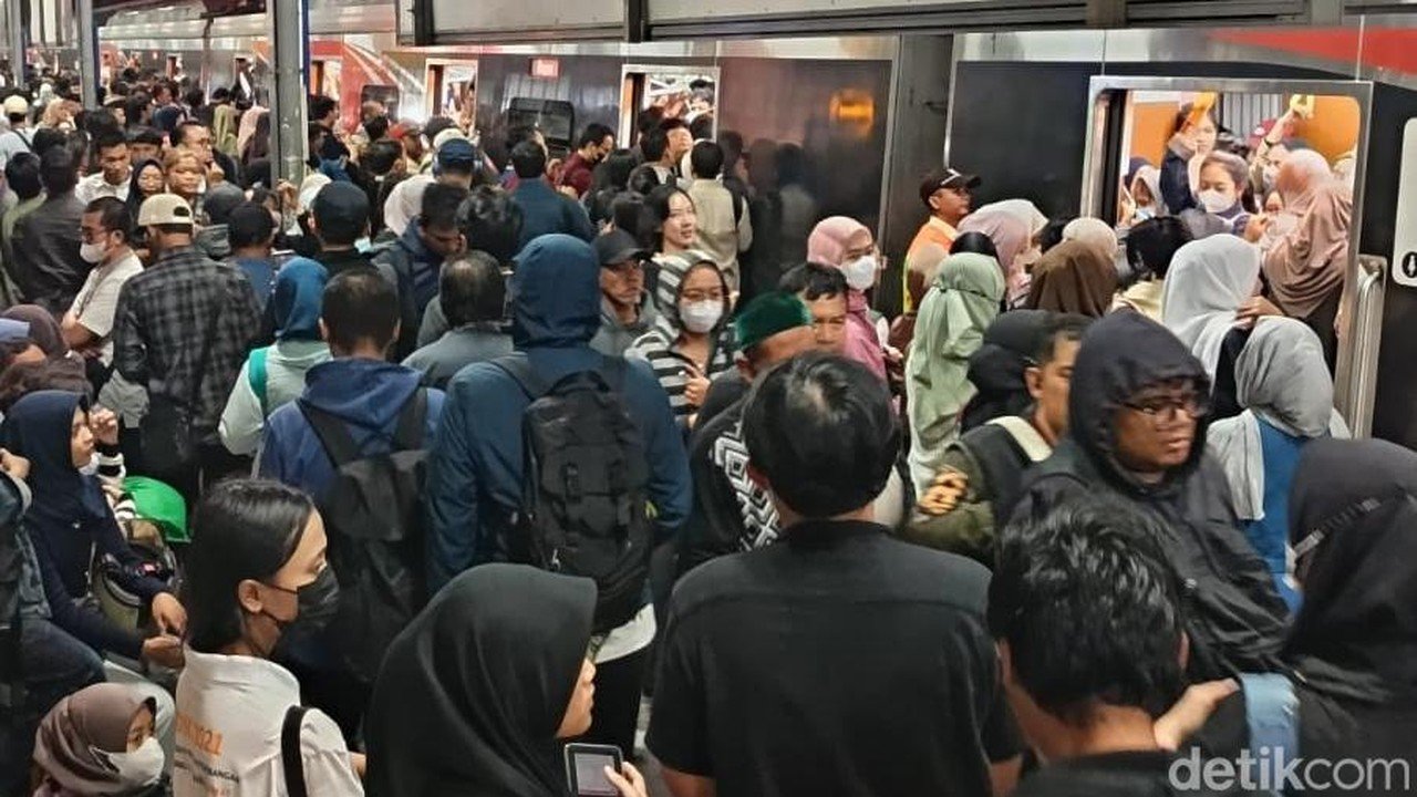 Tawuran Pinggir Rel Ganggu KRL Jakarta-Bogor, Penumpang Menumpuk di Stasiun Cawang