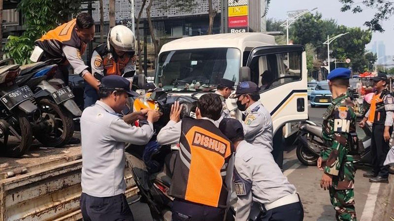 52 Motor Parkir Semrawut di Trotoar Senopati, Dishub Jaksel Lakukan Penindakan