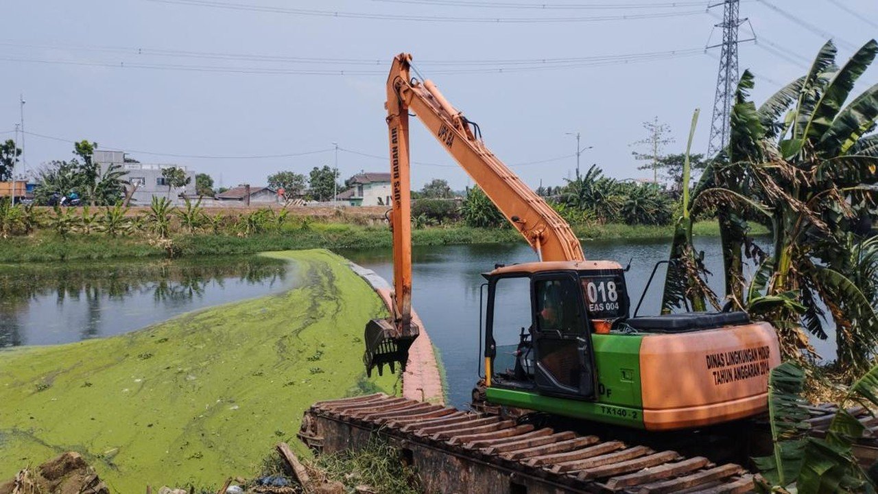 Air Kanal Banjir Timur Berubah Hijau Bak Matca, Ini Penjelasan Resmi