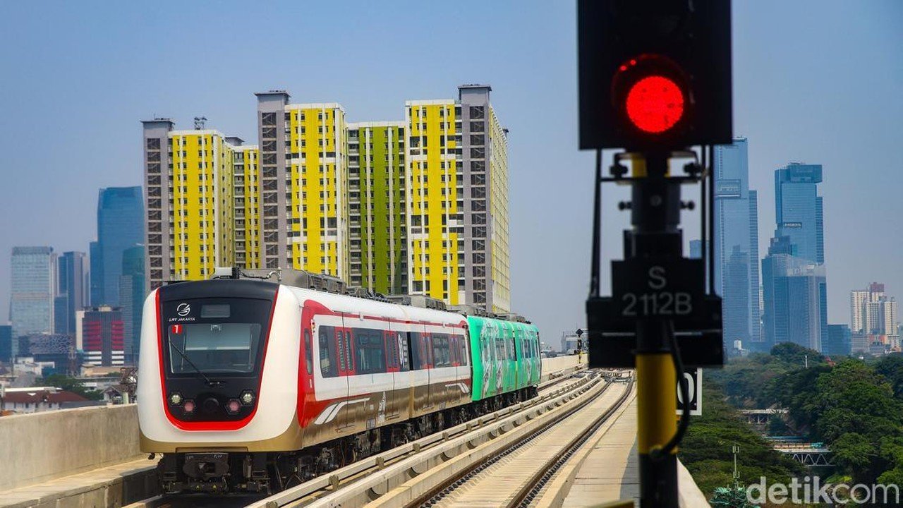 Antusiasme Tinggi, LRT Jakarta Angkut 100 Ribu Penumpang dalam 10 Hari
