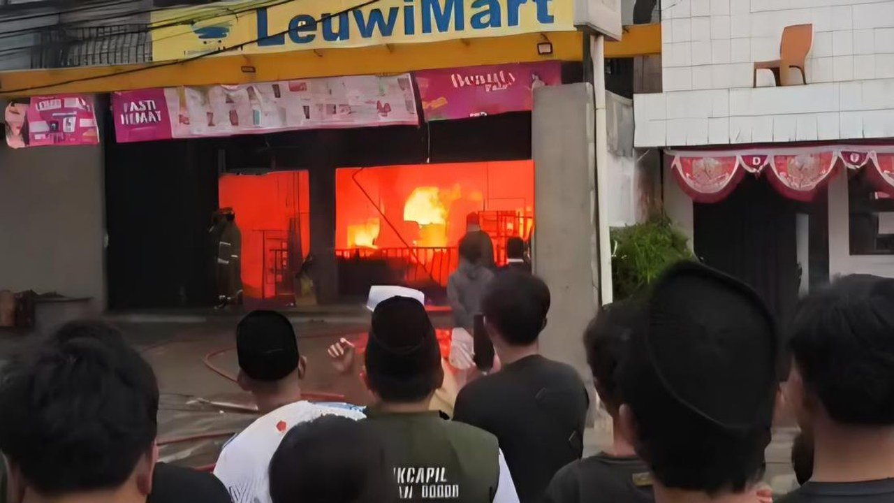 Api Lahap Minimarket Dua Lantai di Leuwiliang Bogor, Penyebab Masih Misteri