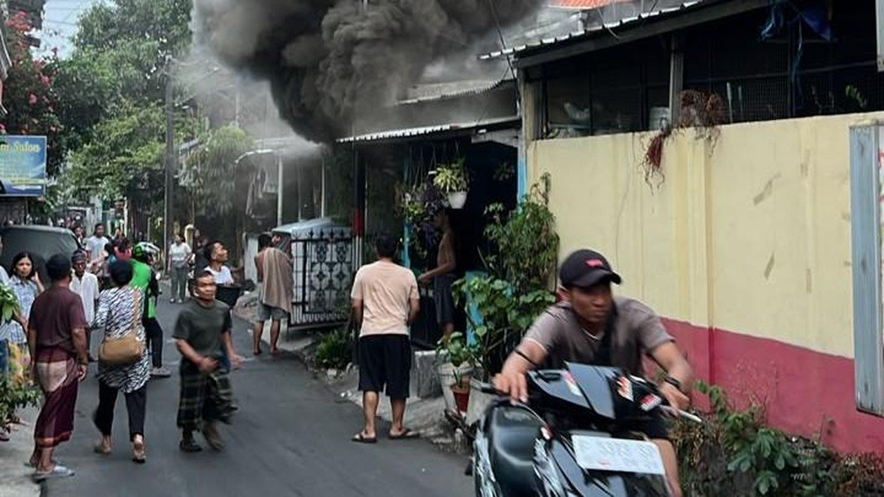 Api Lahap Rumah Kosong di Ciracas, Damkar Kerahkan 80 Personel