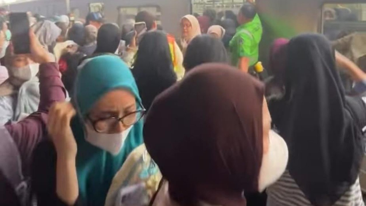 Asap Gemparkan Stasiun Rawa Buntu, Sumbernya Ternyata Ponsel Penumpang