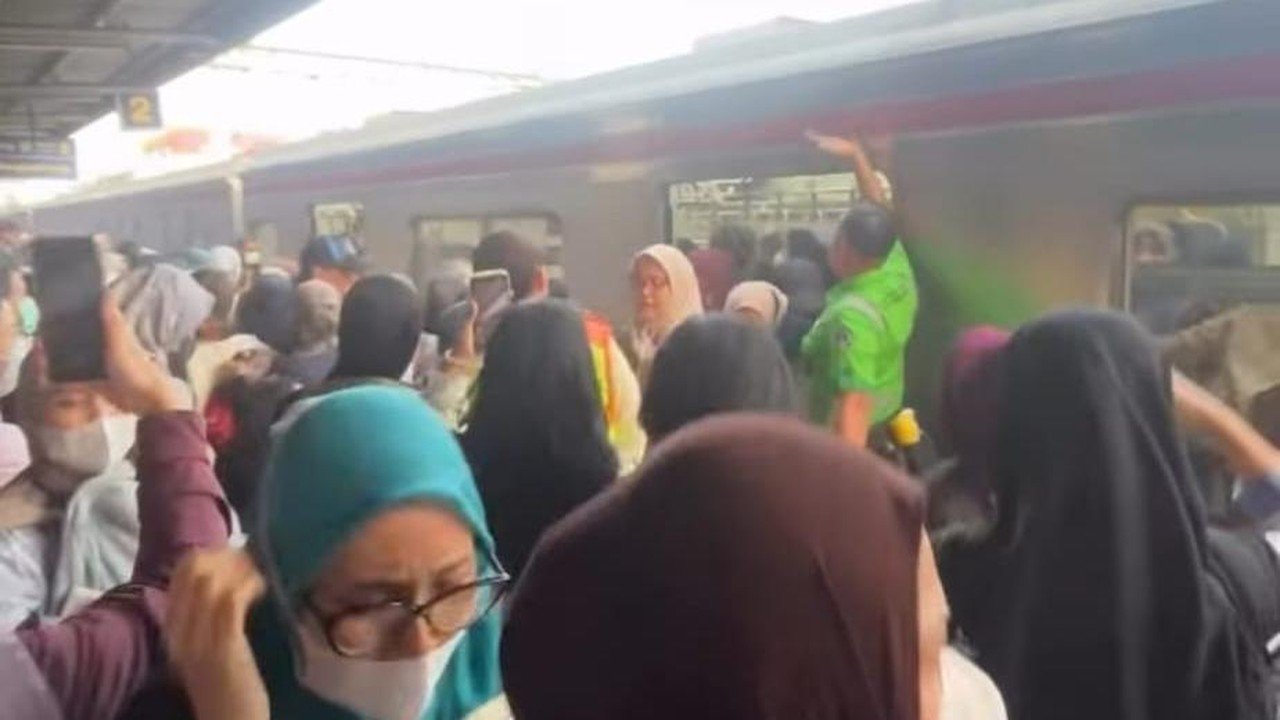 Asap Kepul di KRL Rawa Buntu Akibat HP Terbakar, Penumpang Panik