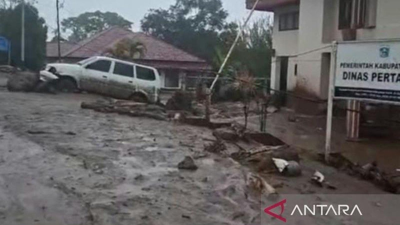 Banjir Bandang Putus Jalur Solok-Padang, Pengendara Dialihkan ke Jalur Alternatif