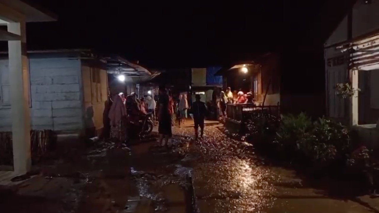 Banjir Pasaman: 55 KK Terdampak, Satu Warga Masih Hilang