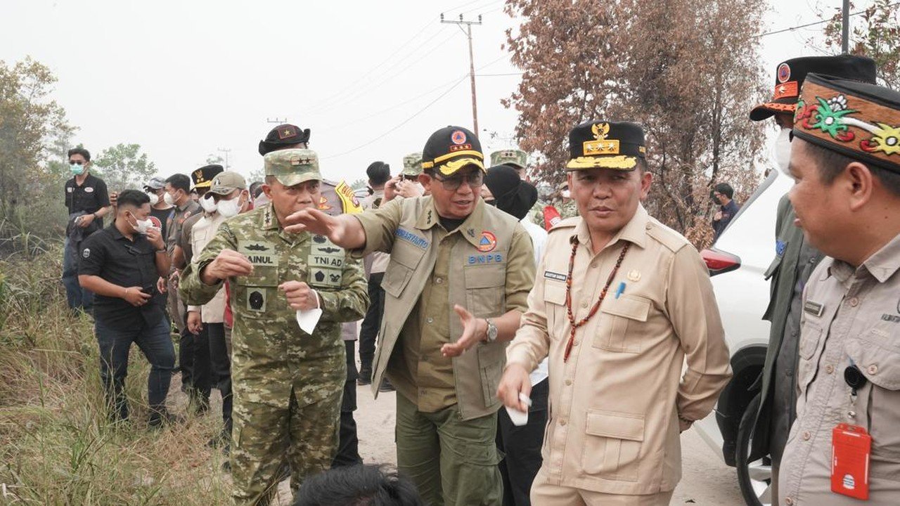 BNPB Gabungkan Modifikasi Cuaca dan Operasi Darat Padamkan Karhutla Riau-Kalimantan