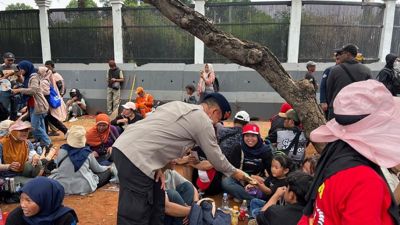 Brimob dan Polwan Polda Metro Berikan Pelayanan Humanis di Aksi Hari Tani