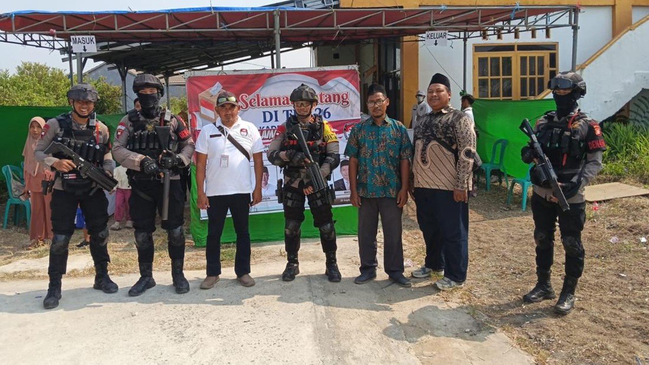 Brimob Patroli ke TPS Pilkades Bekasi, Pastikan Keamanan Pemilih