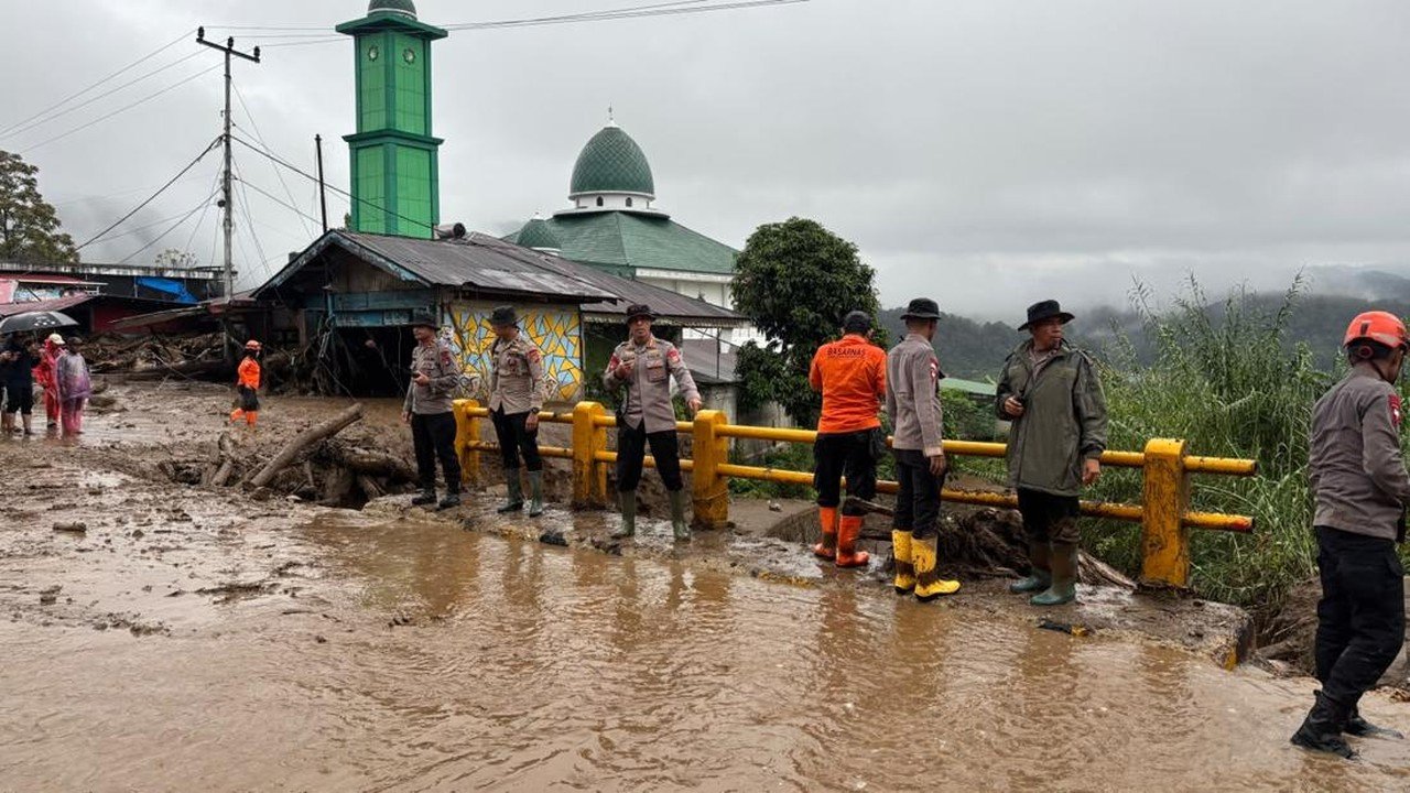 Brimob Polda Sumbar Bergerak Cepat Bantu Evakuasi Korban Banjir Bandang di Solok