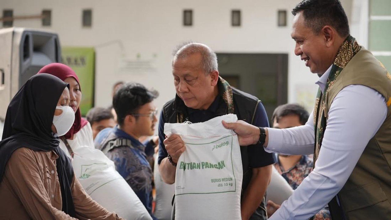 BULOG dan Wakil Ketua DPR Pantau Penyaluran Bantuan Pangan Beras di Karawang