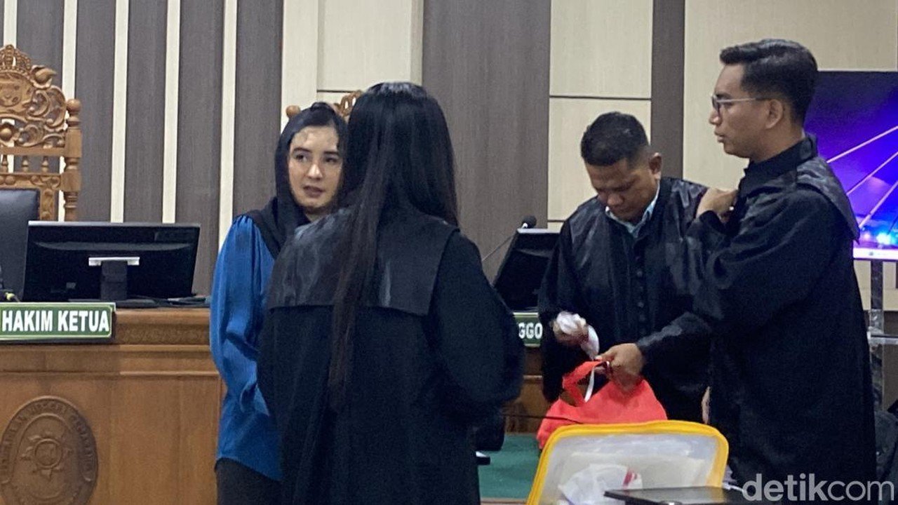 Bupati Fadia Arafiq Dituntut 5 Tahun Penjara dan Uang Pengganti Rp 2,69 Miliar