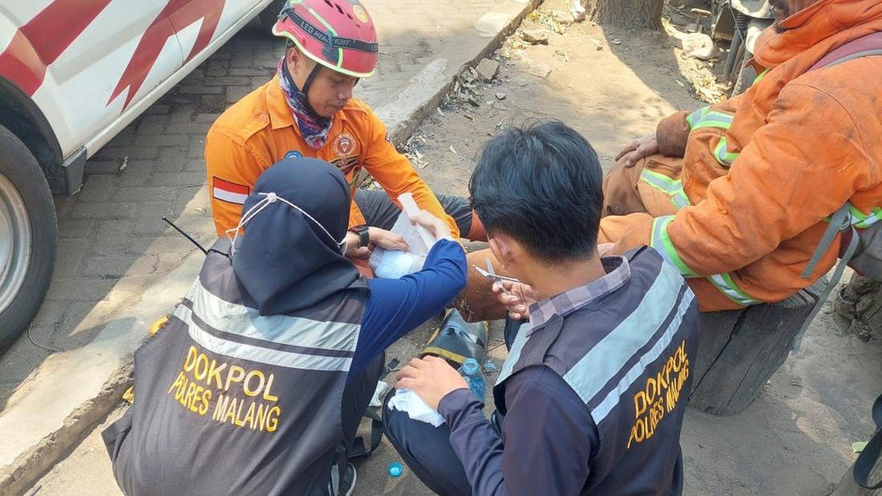 Dokter Polres Malang Turun Tangan Tangani Petugas Karhutla Bromo yang Lelah dan Terluka