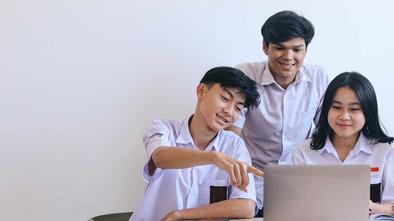 DPR Ingatkan Dasar Hukum Wacana Pendidikan Gratis dari TK hingga PTN