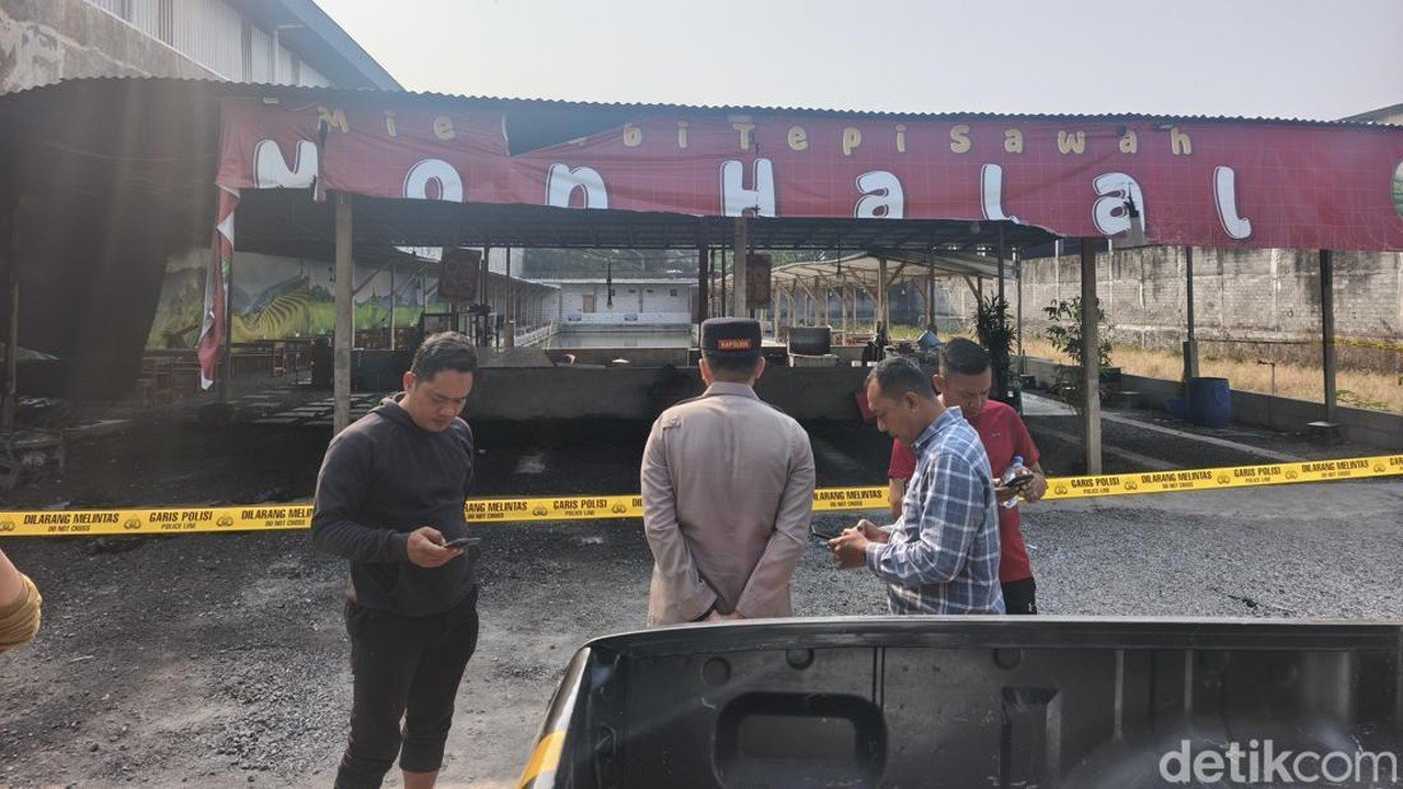 Dua Terduga Pelaku Pembakaran Warung Mi Babi di Sukoharjo Terekam CCTV