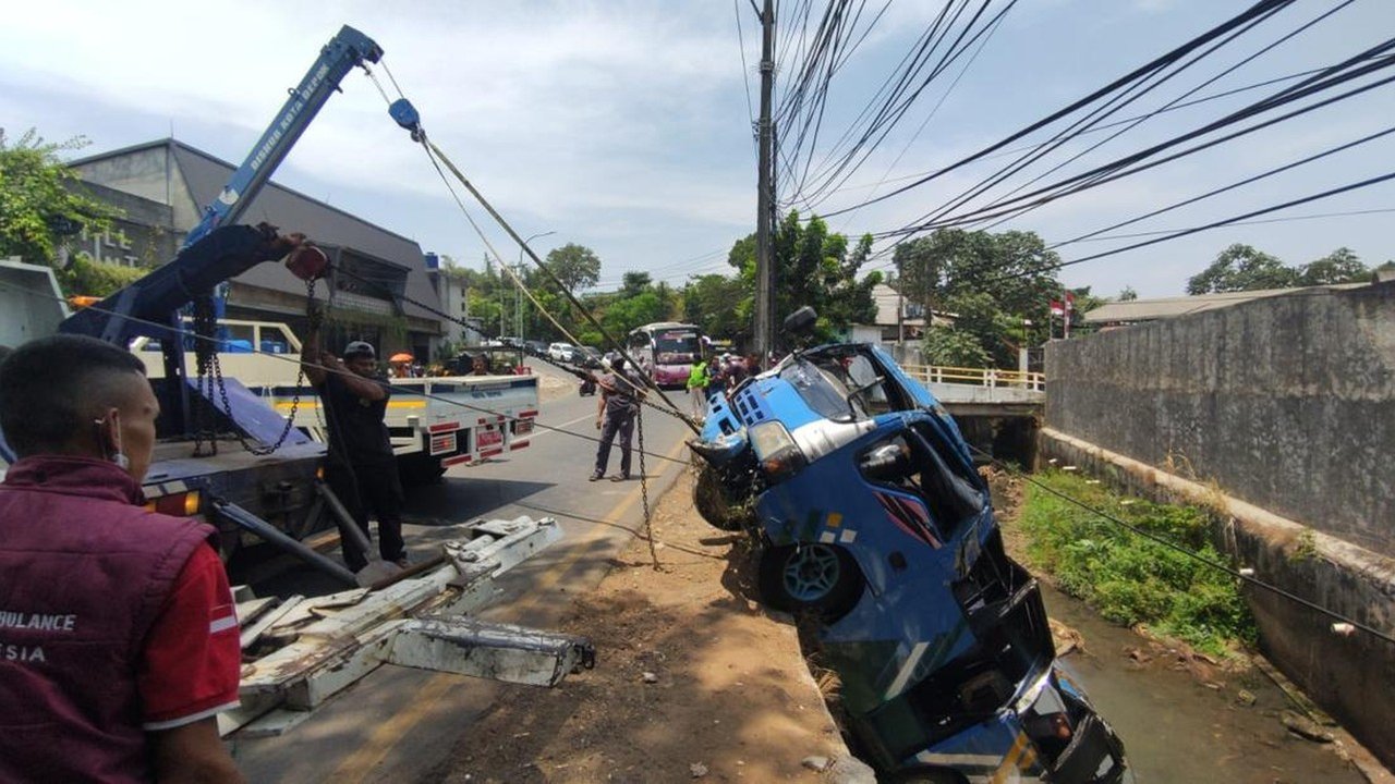 Elf Rombongan Besan Terjun ke Kali di Depok, 15 Orang Terluka