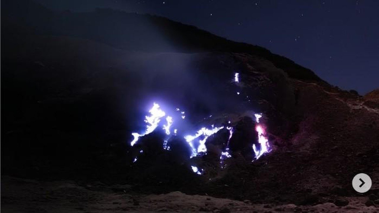 Fenomena Blue Fire Muncul di Gunung Papandayan, Badan Geologi Beri Penjelasan