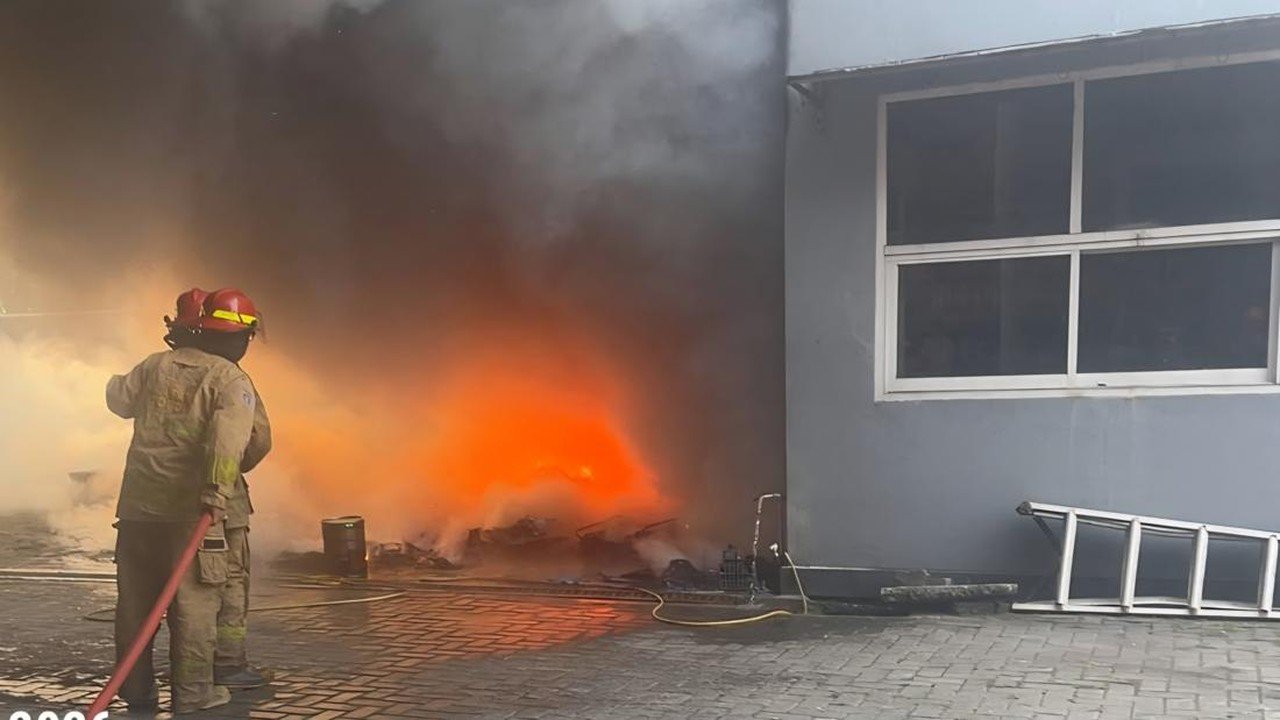 Gudang Bengkel Cat Mobil di Bogor Dilalap Api Akibat Korsleting