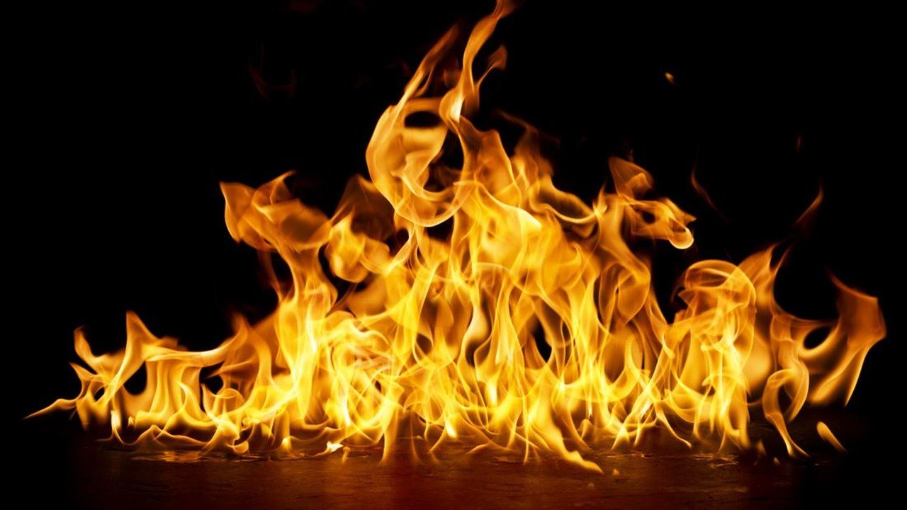 Gudang Peralatan di Karet Kuningan Terbakar Hebat, Dugaan Korsleting Listrik