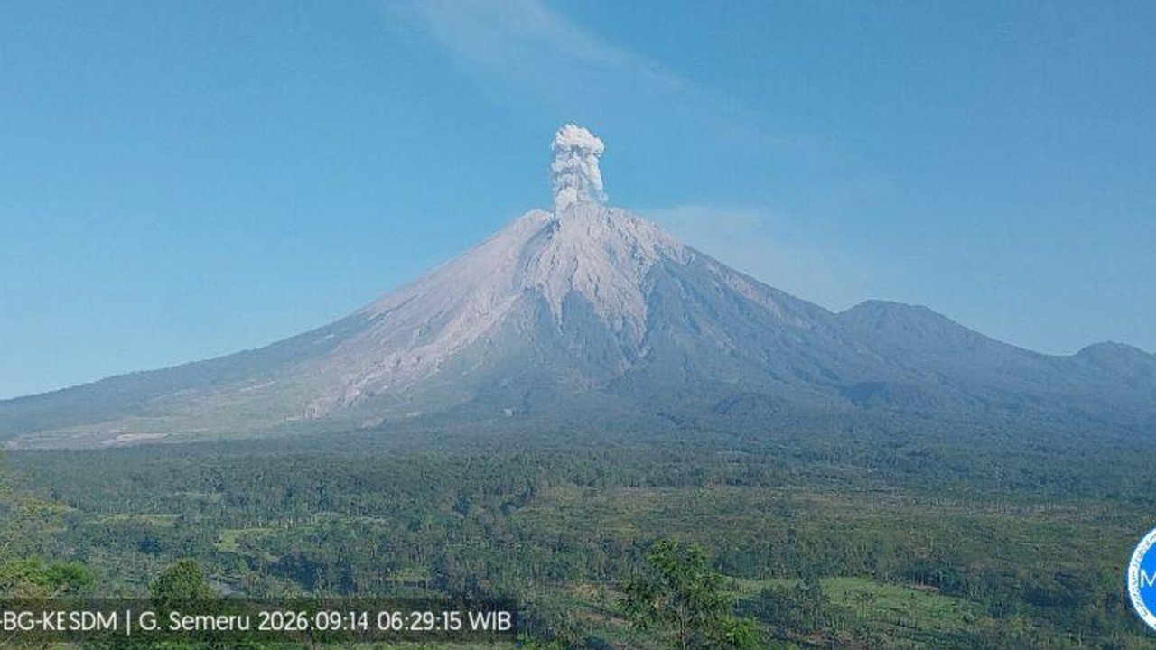 Gunung Semeru Kembali Erupsi, Warga Diminta Waspada Ancaman Lahar dan Awan Panas
