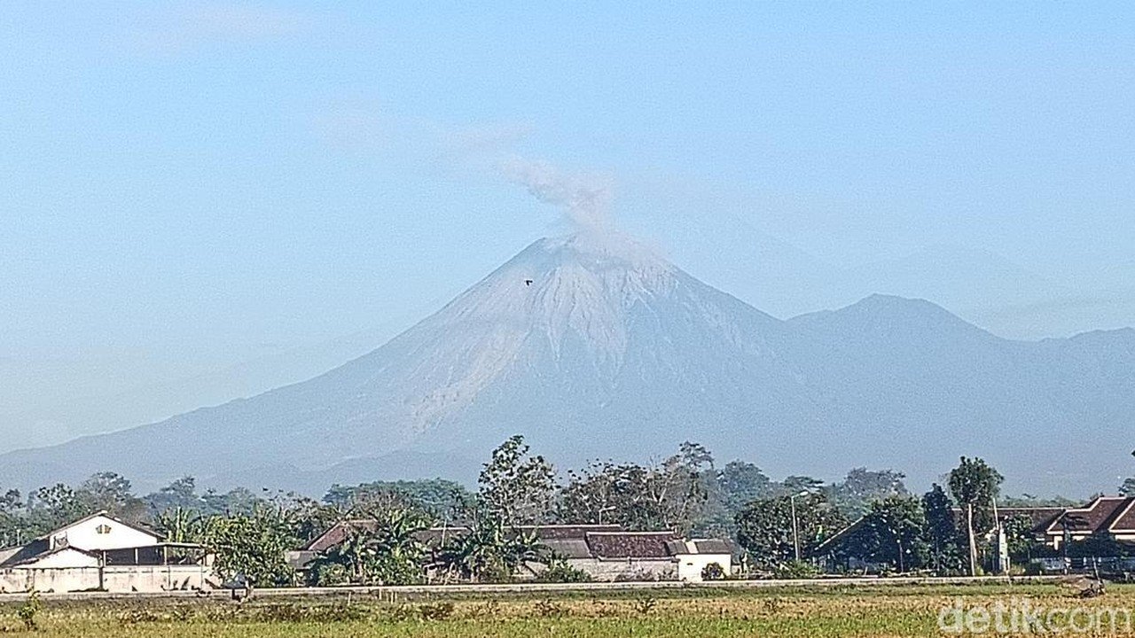 Gunung Semeru Luncurkan 22 Letusan dalam 6 Jam, Status Siaga Dipertahankan
