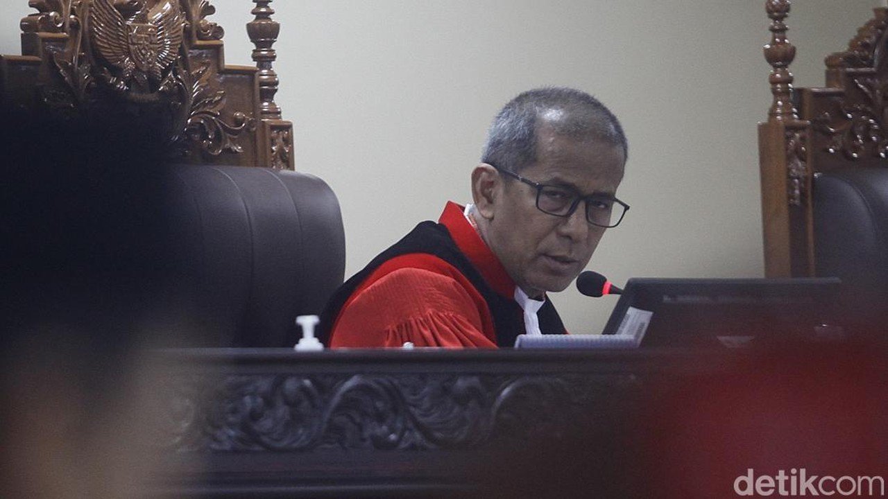 Hakim MK Saldi Isra Tegur Tim Denny Indrayana Akibat Tawa di Sidang
