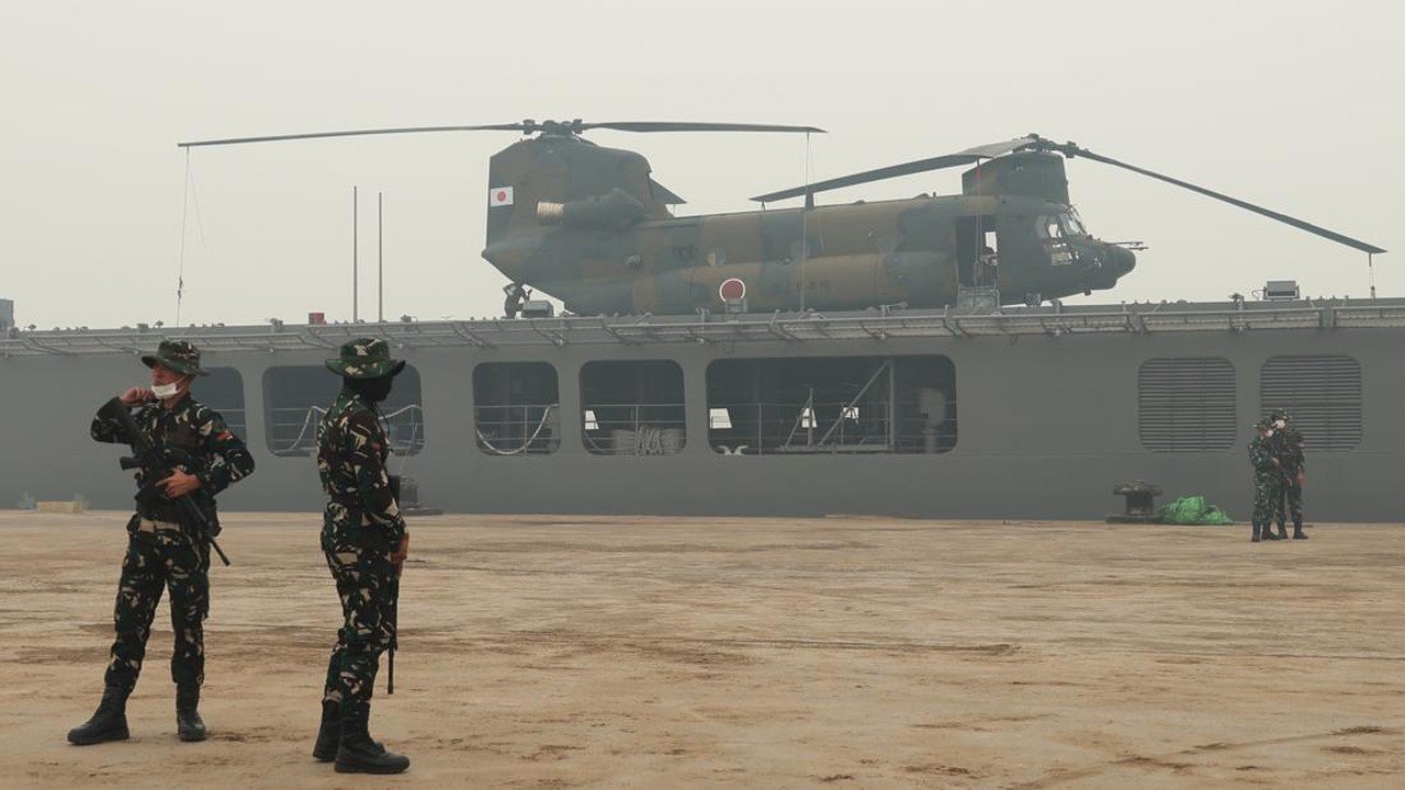 Helikopter Jepang Tertahan di Kalbar Akibat Jarak Pandang Buruk untuk Atasi Karhutla