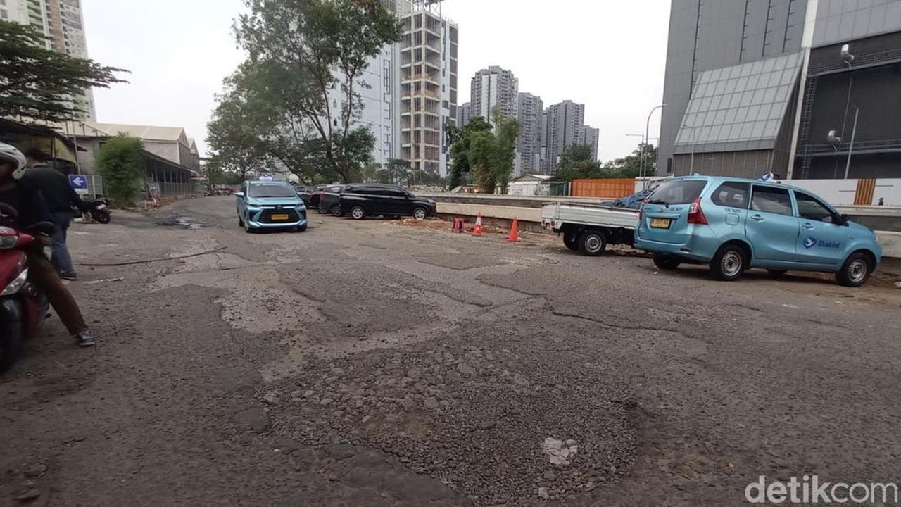 Jalan Kuningan Mulya Rusak dan Minim Penerangan, Pengendara Rawan Celaka