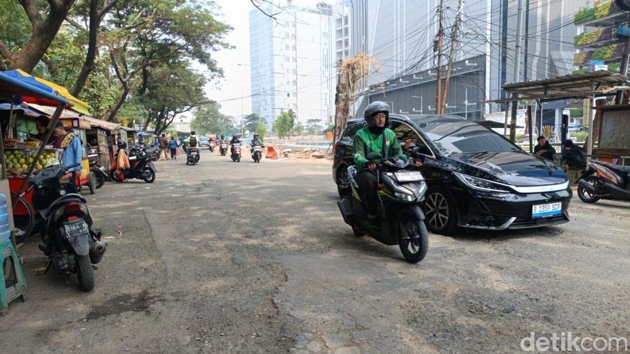 Jalan Rusak di Kawasan Bisnis Kuningan Jaksel Jadi Sorotan Publik di Media Sosial