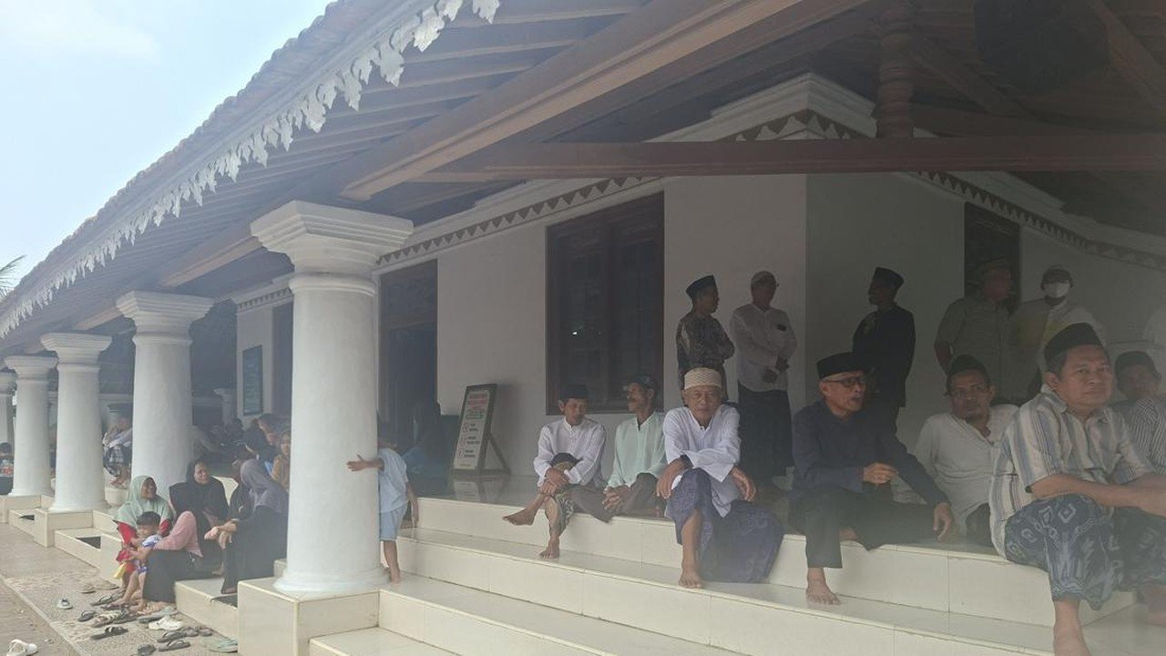 Jenazah ABK Kapal Jurnalis Hilang Tiba di Masjid Carita untuk Disalatkan