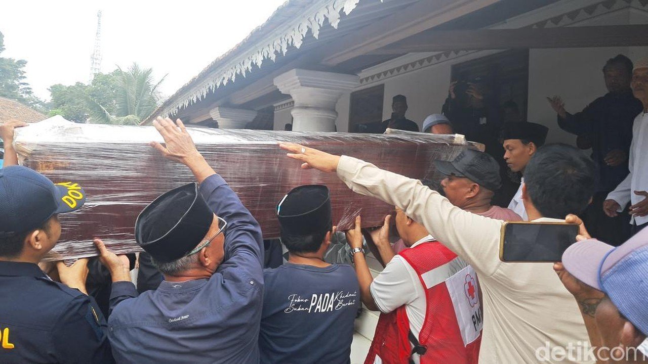 Jenazah ABK KM Arupadhatu I Tiba di Carita, Keluarga dan Warga Sambut Haru