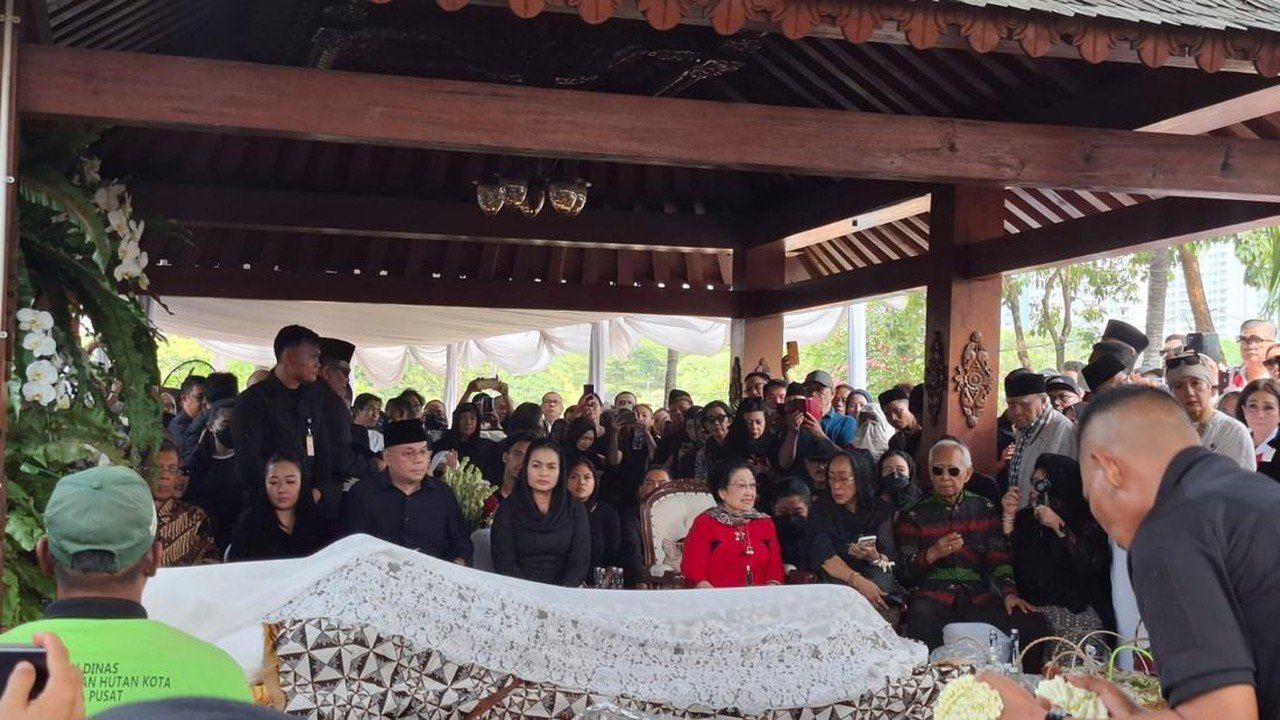 Jenazah Guruh Soekarnoputra Dimakamkan di TPU Karet Bivak, Dihadiri Megawati