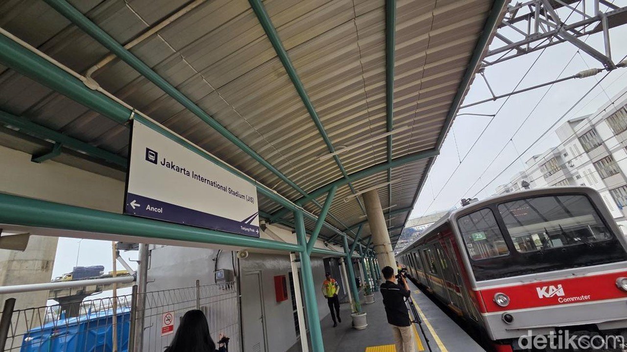 JPO Stasiun JIS Ditutup Selama Konser The Weeknd, Shuttle Bus Jadi Alternatif