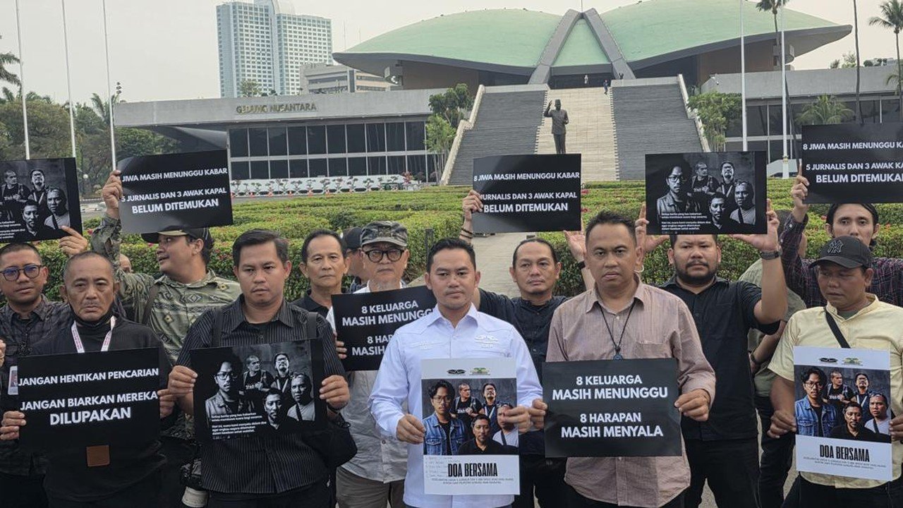 Jurnalis Gelar Doa Bersama untuk 5 Jurnalis dan 3 Kru yang Hilang di Dekat Gunung Anak Krakatau
