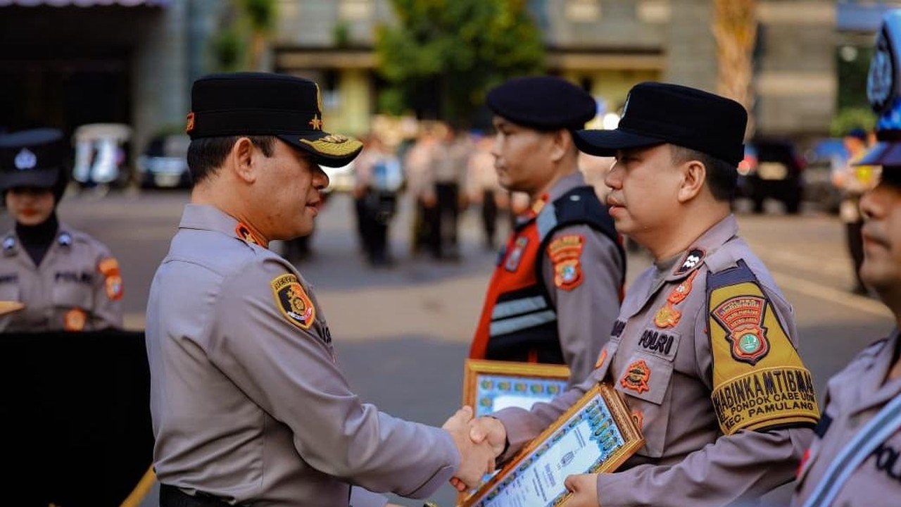 Kapolda Metro Jaya Beri Apresiasi Tiga Anggota Berdedikasi Bantu Warga