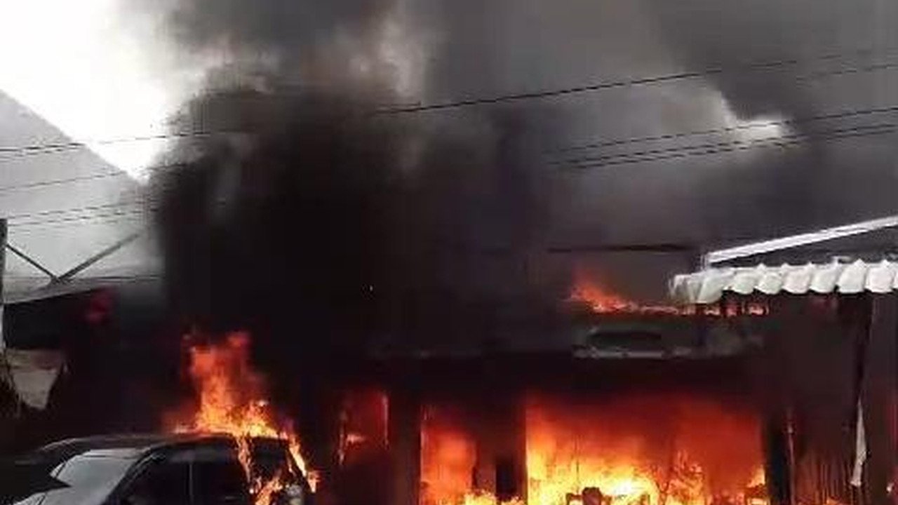 Kebakaran Dekat Stasiun Bogor: Rumah, Kios, dan Mobil Dilalap Api