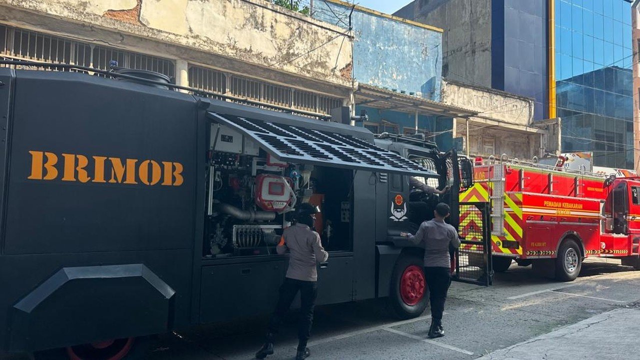 Kebakaran Gudang Tekstil di Pasar Asemka Berhasil Dipadamkan, Brimob Turut Berjasa
