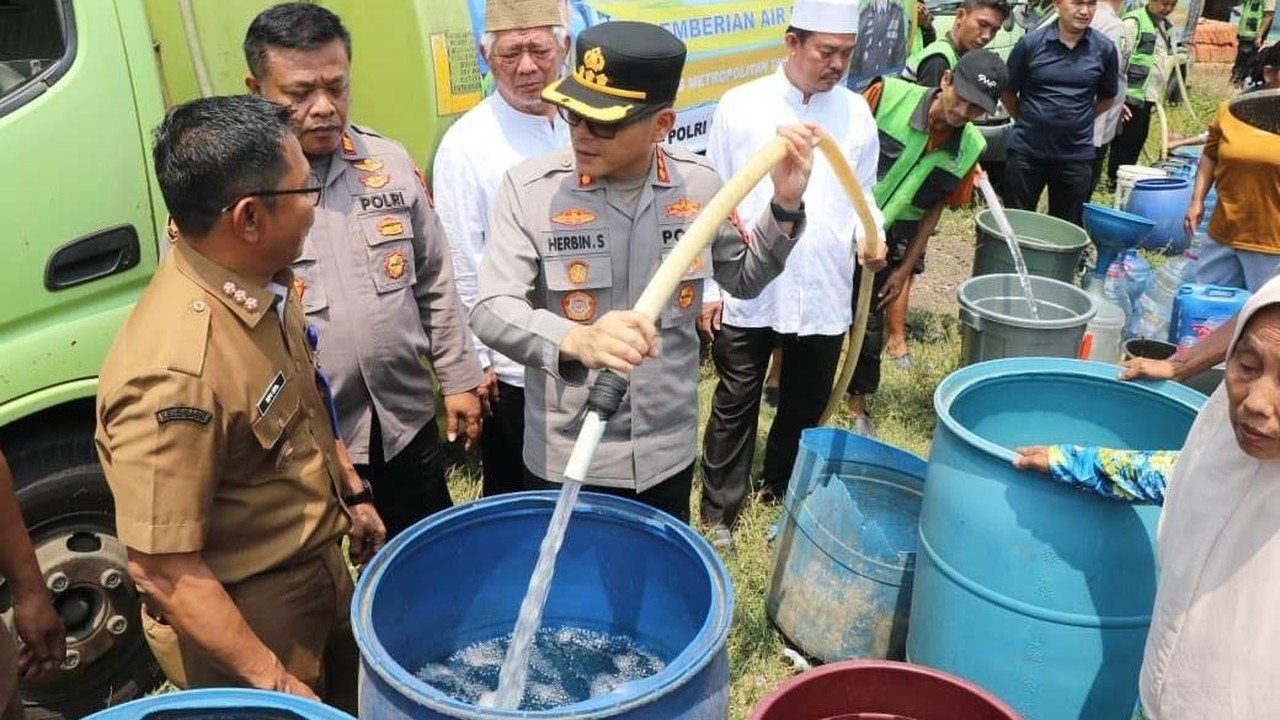 Kekeringan Melanda Pakuhaji Tangerang, Polres Salurkan Ribuan Liter Air Bersih dan Bantuan Pangan