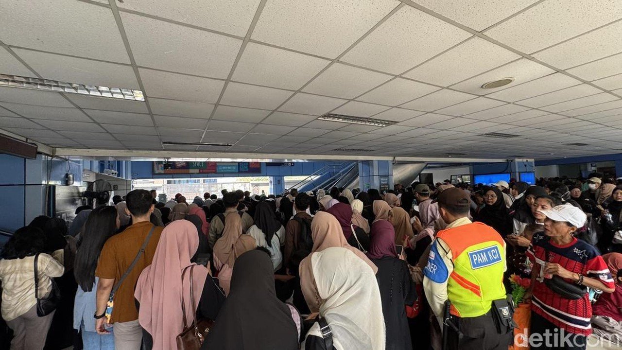 Kepadatan Penumpang di Stasiun Juanda Akibat Dua Kegiatan Besar
