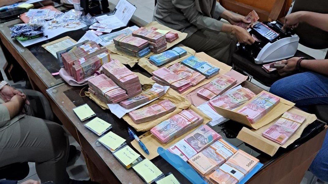 KPK Sita Ratusan Juta Rupiah dan Emas dari Kantor BPN Jatim