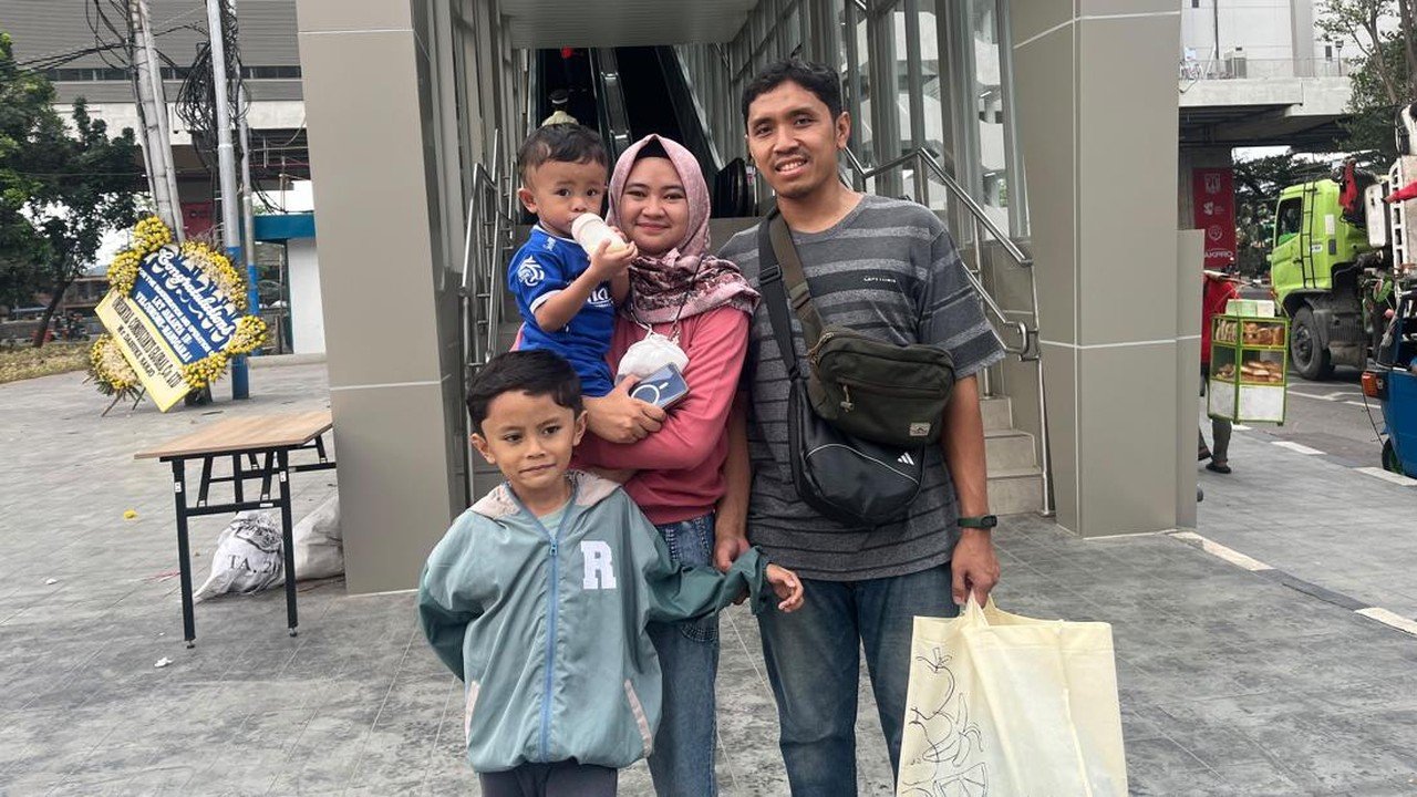 LRT Jakarta Rute Baru Dibanjiri Penumpang, Antrean Panjang Warnai Hari Pertama