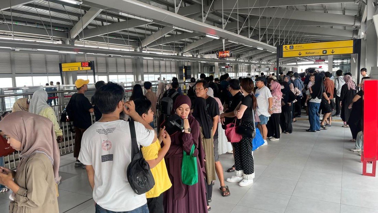 LRT Manggarai-Kelapa Gading Ramai Penumpang di Akhir Pekan Perdana